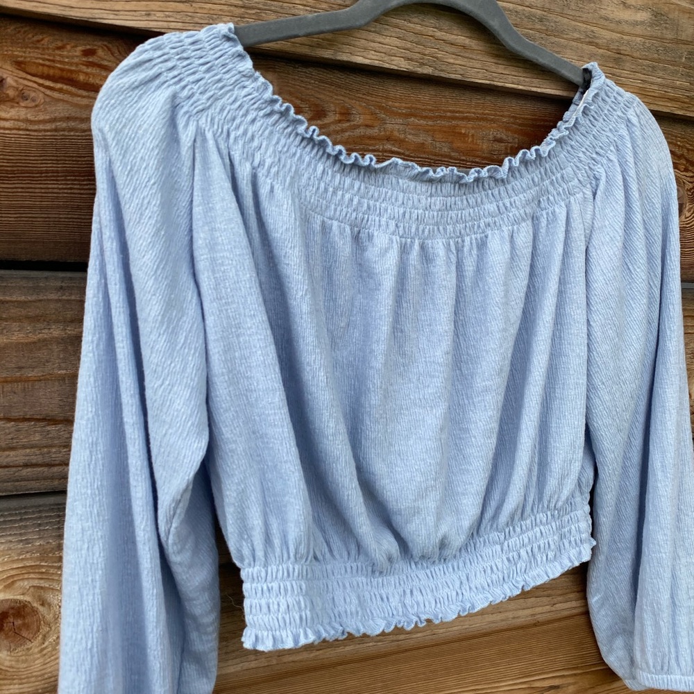 Cropped blue blouse